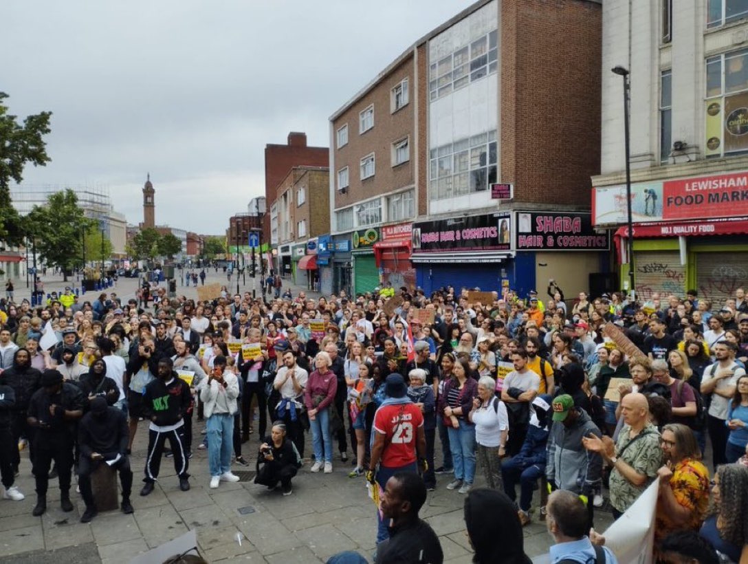 SE London Peoples Assembly (@peoplesselondon) on Twitter photo FASCIST OFF OUR STREETS!
Well done to the #Lewisham community for showing up in big numbers to support Islamic and black communities that have been under attack throughout the U.K.
#RefugeesAreWelcomeHere
✊🏿✊🏾✊🏼✊🏽✊🏻
<a href="/LewishamMosque/">Lewisham Mosque</a> <a href="/LewishamTuc/">Lewisham TUC</a> <a href="/SUTR_SELondon/">SUTR SELondon</a> FASCIST OFF OUR STREETS!
Well done to the #Lewisham community for showing up in big numbers to support Islamic and black communities that have been under attack throughout the U.K.
#RefugeesAreWelcomeHere
✊🏿✊🏾✊🏼✊🏽✊🏻
<a href="/LewishamMosque/">Lewisham Mosque</a> <a href="/LewishamTuc/">Lewisham TUC</a> <a href="/SUTR_SELondon/">SUTR SELondon</a>