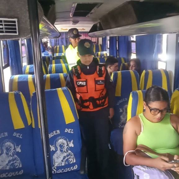TransitoAragua's tweet photo. 🚍 Funcionarios de @transitocpnb_aragua pertenecientes al Terminal de Pasajeros de Maracay realizan abordajes a las unidades de transporte público, para brindar seguridad a los usuarios y disminuir los índices delictivos en estas unidades colectivas.🚍👮🏻

¡ Tránsito Contigo ! https://t.co/vw3u8WqEhm