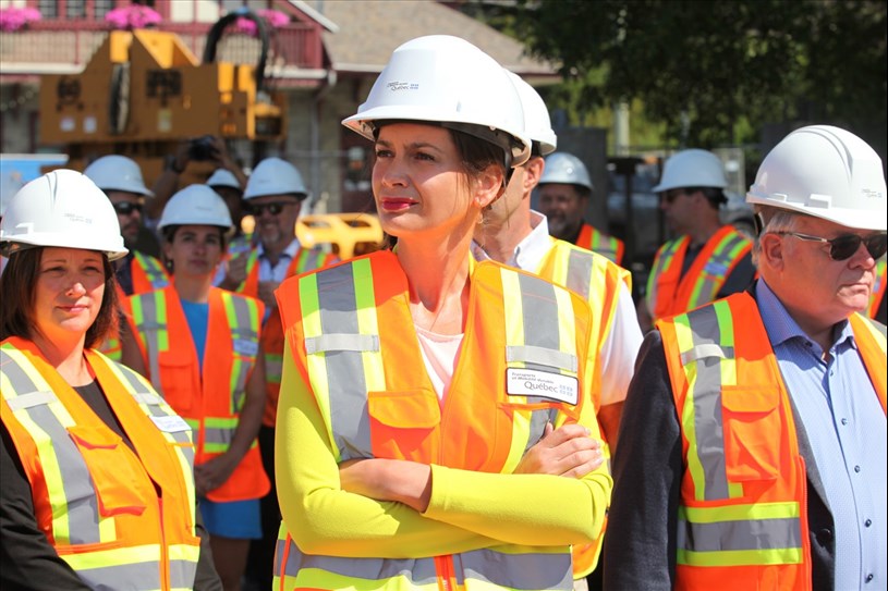 EnBeauce.com (@enbeauce) on Twitter photo 📢 La ministre des Transports, <a href="/GGuilbaultCAQ/">Geneviève Guilbault</a> en visite au chantier ferroviaire de Vallée-Jonction 🛤️
📲 Lisez l’article complet ici : enbeauce.com/actualites/tra…
🔁 N’hésitez pas à retweeter et commenter ! 👇
#Beauce #ChaudièreAppalaches #Québec #Actu #Locale #Nouvelles 📢 La ministre des Transports, <a href="/GGuilbaultCAQ/">Geneviève Guilbault</a> en visite au chantier ferroviaire de Vallée-Jonction 🛤️
📲 Lisez l’article complet ici : enbeauce.com/actualites/tra…
🔁 N’hésitez pas à retweeter et commenter ! 👇
#Beauce #ChaudièreAppalaches #Québec #Actu #Locale #Nouvelles