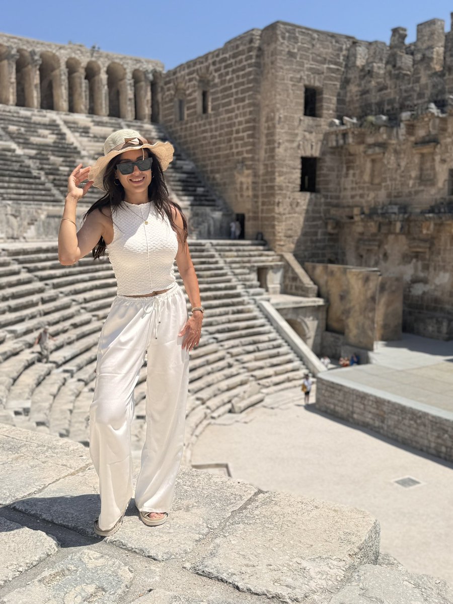 Ecmellisd's tweet photo. Ah aspendos 💗
Şapka çıkartılabilirdi bu güzel antik tiyatroya 🎭 https://t.co/4yWeIgkL6U