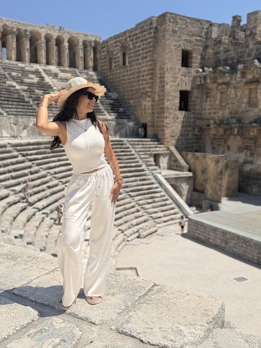 Ecmellisd's tweet photo. Ah aspendos 💗
Şapka çıkartılabilirdi bu güzel antik tiyatroya 🎭 https://t.co/4yWeIgkL6U