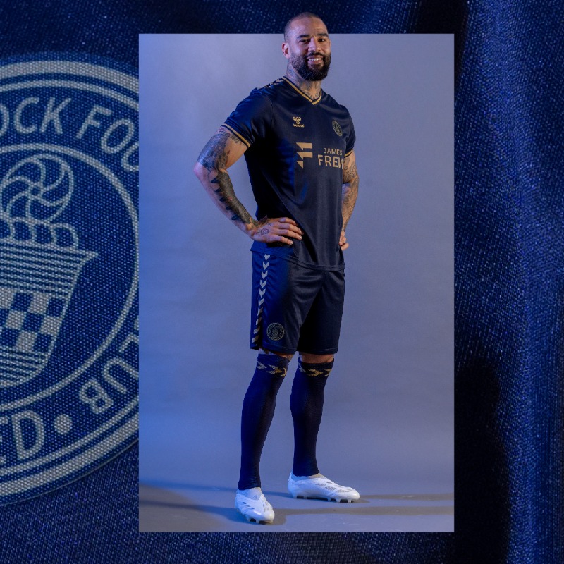 KilmarnockFC's tweet photo. 𝐀 𝐧𝐨𝐝 𝐭𝐨 𝟏𝟖𝟗𝟗

The latest addition to our line-up of kits! 💙

The brand-new third kit in Oxford Blue, marked with a commemorative montage in the neck detail of the shirt, is a nod to our original club colours and to us playing at Rugby Park since August, 1899.