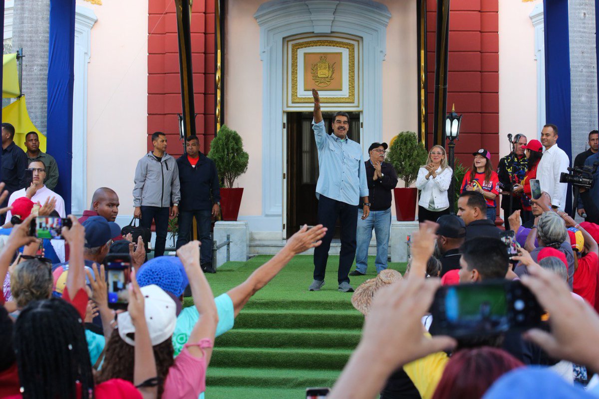 Inspectores Socialistas Barinas (@cispbarinas) on Twitter photo Este martes, el presidente de la República Nicolás Maduro, ordenó dar celeridad a las jornadas de apoyo a la Gran Misión Abuelos y Abuelas de la Patria, como parte del conjunto de compromisos asumidos.
#JusticiaSoberana 🇻🇪
<a href="/NicolasMaduro/">Nicolás Maduro</a>
<a href="/ACoronadoVzla/">Anibal Eduardo Coronado Millán</a>
<a href="/CISPresidencial/">Cuerpo de Inspectores Socialista de la Presidencia</a> Este martes, el presidente de la República Nicolás Maduro, ordenó dar celeridad a las jornadas de apoyo a la Gran Misión Abuelos y Abuelas de la Patria, como parte del conjunto de compromisos asumidos.
#JusticiaSoberana 🇻🇪
<a href="/NicolasMaduro/">Nicolás Maduro</a>
<a href="/ACoronadoVzla/">Anibal Eduardo Coronado Millán</a>
<a href="/CISPresidencial/">Cuerpo de Inspectores Socialista de la Presidencia</a>