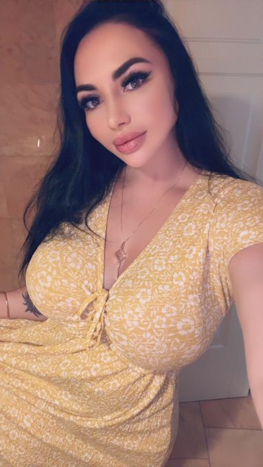 2 pic. What  color suits me best?
❤️or??

https://t.co/206fhvdDqC https://t.co/pcRlcovVr0