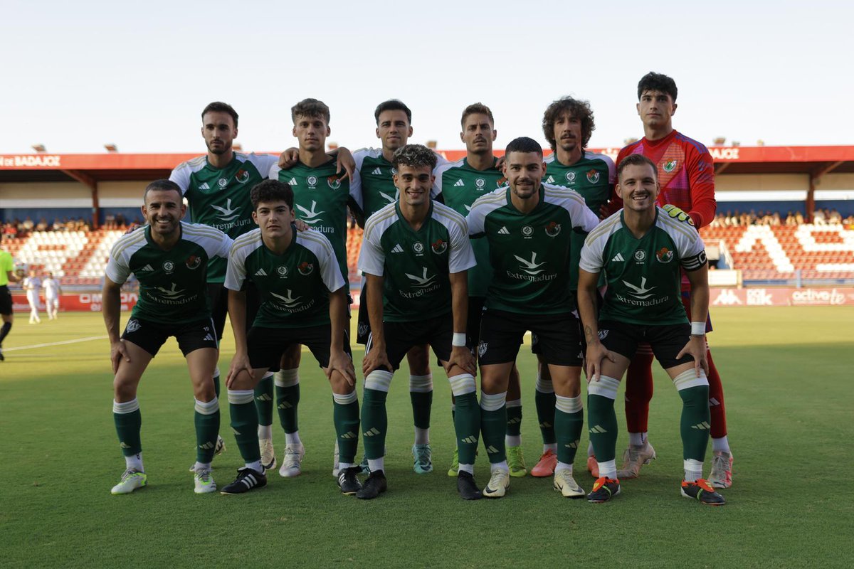 📸 XI inicial del #CPC 💚

#ExtremaduraCacereño 🔴 1-0 💚

#LaOrdenDelDecano #AúpaCPC
