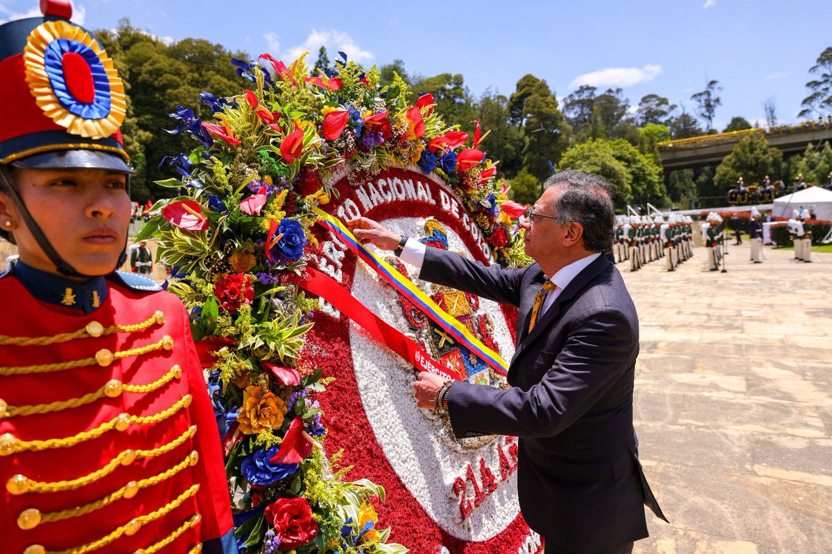 infopresidencia's tweet photo. ¡Conmemoramos los 214 años del Ejército Nacional!

En dos años del Gobierno del Cambio, hemos reafirmado el compromiso de garantizar calidad de vida, bienestar y dignidad a los miembros de la Fuerza Pública. Desde el Puente de Boyacá, el Presidente @PetroGustavo destacó que el objetivo es continuar avanzando en la política de seguridad humana donde la Fuerza Pública esté al servicio del pueblo. 

#AvanzandoEnDignidad