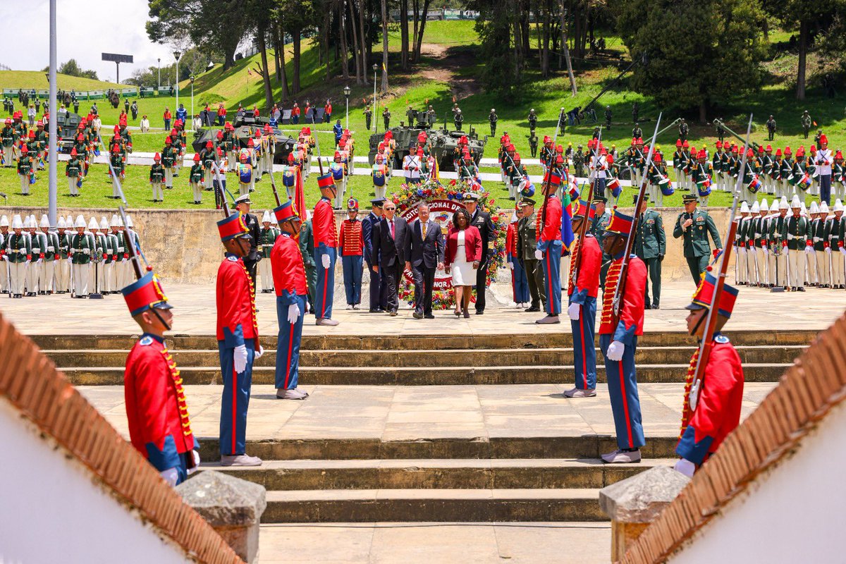 infopresidencia's tweet photo. ¡Conmemoramos los 214 años del Ejército Nacional!

En dos años del Gobierno del Cambio, hemos reafirmado el compromiso de garantizar calidad de vida, bienestar y dignidad a los miembros de la Fuerza Pública. Desde el Puente de Boyacá, el Presidente @PetroGustavo destacó que el objetivo es continuar avanzando en la política de seguridad humana donde la Fuerza Pública esté al servicio del pueblo. 

#AvanzandoEnDignidad