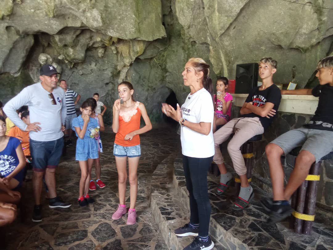 En Viñales, un grupo de pioneros y guías de ese municipio y de las Minas viajaron al pasado de la historia y la cultura, disfrutaron la bellezura de  lo natural al realizar un recorrido por lugares de esta bella ciudad de #PinarDelRío.