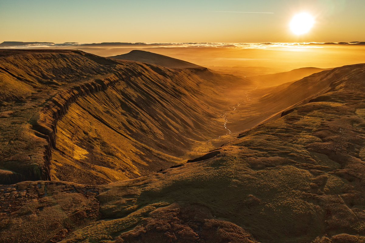 For the geographers amongst you…I found this image I captured a year or so ago of High Cup. A different kind of perspective when I was filming for a documentary⛰️ #cumbria #geography #nature #landscapes