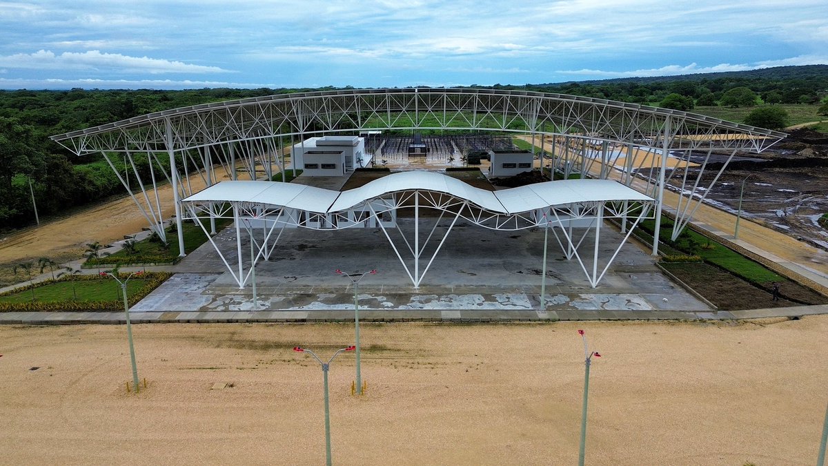 Así está quedando el Centro de Exposiciones Agropecuarias de Bolívar, el que será muy pronto la plataforma para mostrar todo lo que produce el departamento. Un sueño hecho realidad. Más de 11.000 m2 para la exhibir lo mejor de nuestra actividad agrícola y ganadera. 

Desde ya