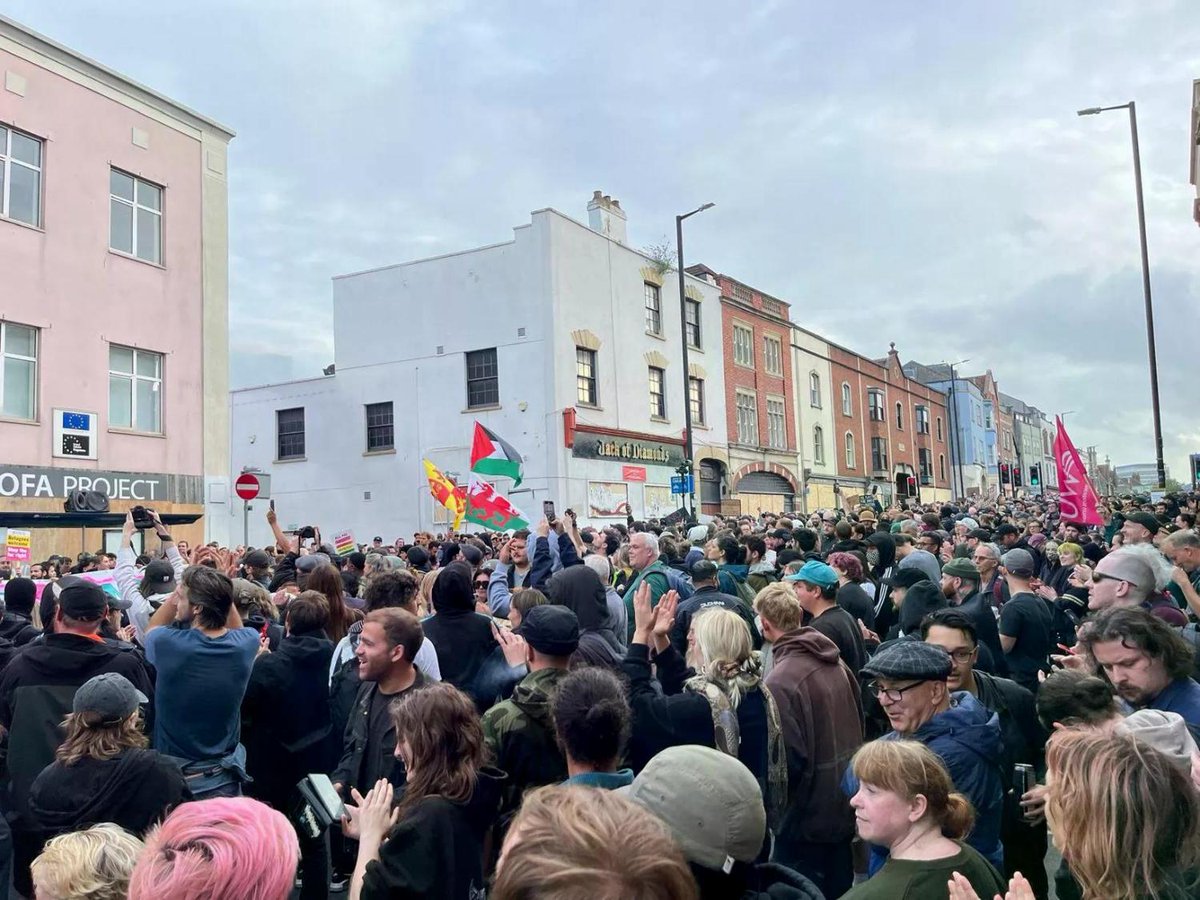 These incredible photos show the moment thousands of anti-fascist demonstrators came together in Bristol's Old Market area - in what has largely turned out to be a "huge, positive rally".  bityl.co/RSN6