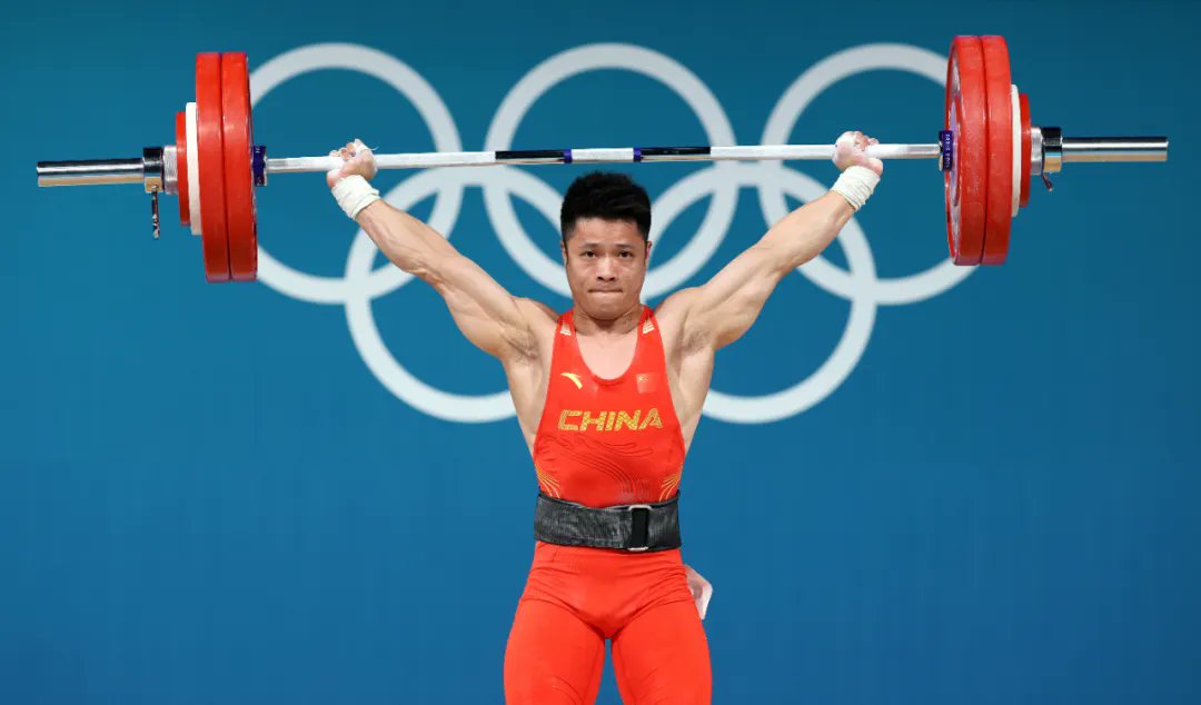 Alim_CHN's tweet photo. In the men's 61kg weightlifting final at the #ParisOlympics2024, Chinese athlete Li Fabin set a new Olympic record with 143kg in the snatch and 167kg in the clean and jerk, with a total score of 310kg. He won the gold medal and successfully defended his title. https://t.co/CiJEB6uq9C