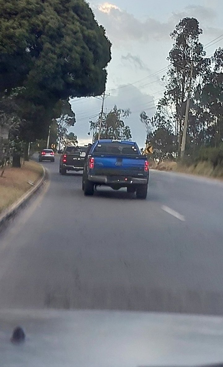 jcarreraandrade's tweet photo. Denuncia la ciudadanía que: en la Simón Bolívar circulan camionetas de alta gama con vidrios polarizados y sin placas. Ahí no asoma la AMT. Para cobrar multas sí están dice la gente. No interesa el tránsito. Interesa el billete. En qué manos caíste Quito. https://t.co/y48Vcemkbh