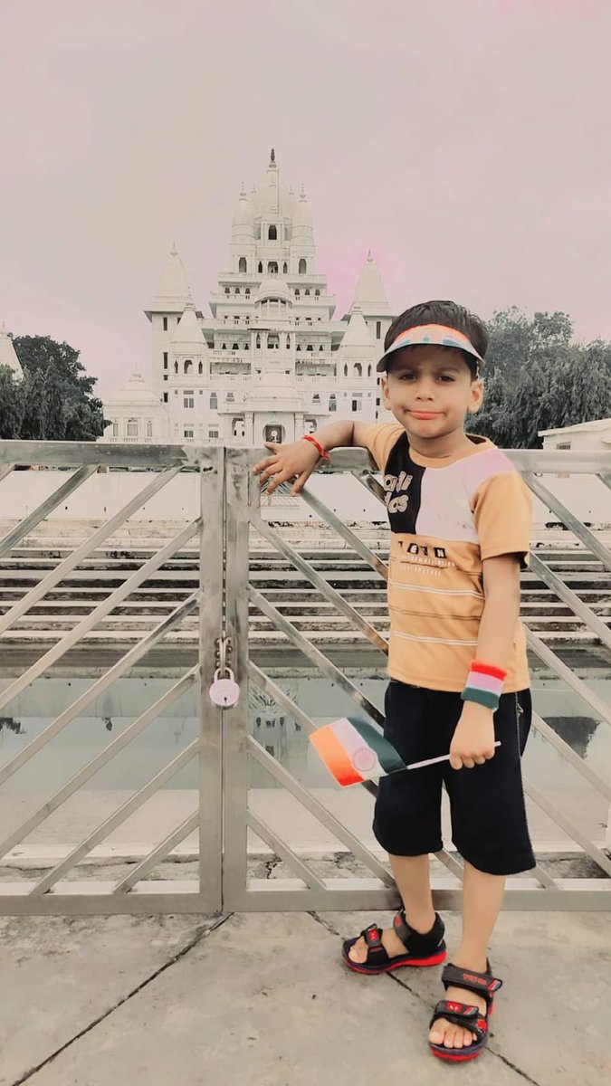 Janaksingh4321's tweet image. आओ झुक कर करें सलाम उन्हें,
जिनके हिस्से में ये मुकाम आया है,
कितने खुशनसीब है वो लोग,
जिनका लहू वतन के काम आया है।
78 वें स्वतंत्रता दिवस की सभी देशवासियों को हार्दिक शुभकामनाएं 💐💐
🇮🇳🇮🇳
#ACHOUP
#15AugustIndependenceday
#जयहिंद_जयभारत
एसोसिएशन ऑफ कम्युनिटी हेल्थ ऑफिसर्स उ.प्र.