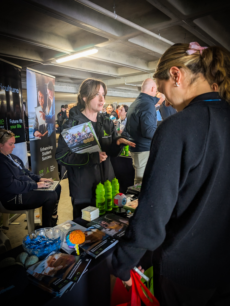 HealthUNE's tweet image. #HealthUNE Nursing academics, student recruitment and UNE Oorala Aboriginal Centre met loads of young people while representing the Faculty of Medicine and Health at the Annual Careers Quip in Taree.

#FutureFitYourLife #CareersQuip #Taree #Nursing #NurseStudent #RuralHealthCare