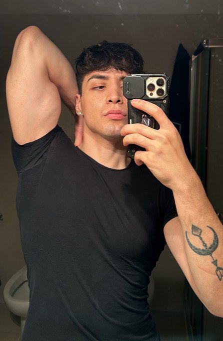1 pic. Road to becoming a jock… going well https://t.co/kjQrTXqmQw