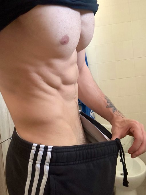 2 pic. Road to becoming a jock… going well https://t.co/kjQrTXqmQw