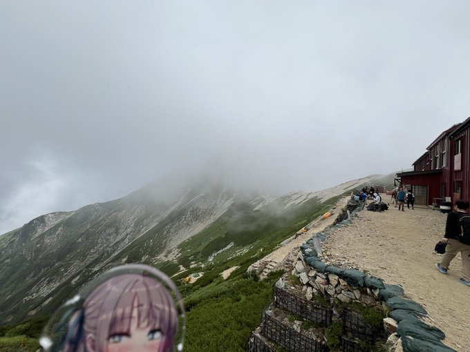 夏休み取って山登りにきーたよ!曇ってて何にも見えなーい!!!山小屋泊楽しみなんだ🛖 