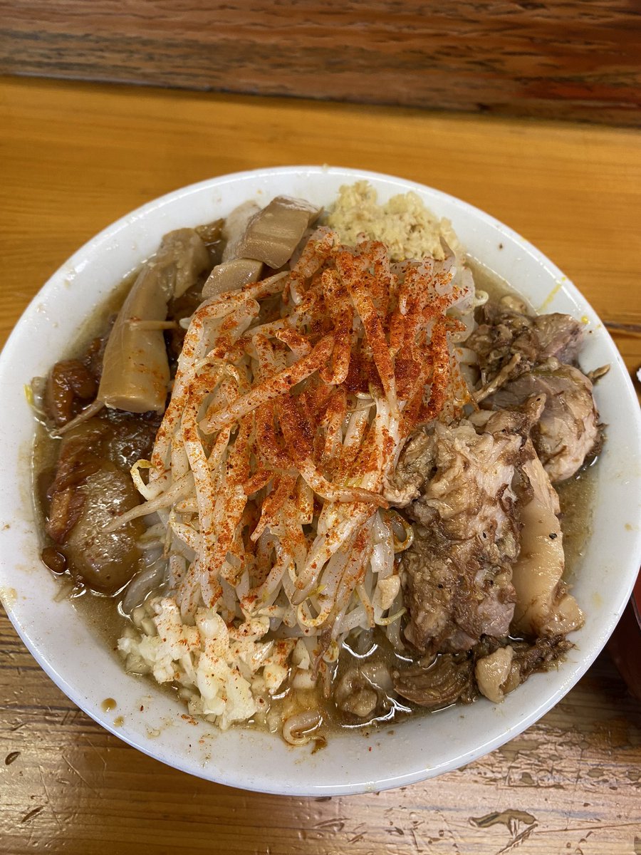 wolfgang1744's tweet photo. ラーメン池田屋吹田店　ラーメン中　生卵生姜味付けメンマ🧄野菜アブラ　久々のデフォが食べたくて池田屋チャージ😉カエシと豚の旨味のバランス良い乳化スープにプリモチした麺が美味い😋トッピングのアブラは円やか🐷はホロヤワ解れる神豚😋ワンオペ大変そうでした😅今日も美味しい一杯ごちそうさま😆 https://t.co/f1aX2M49y8