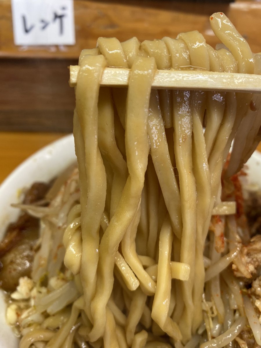 wolfgang1744's tweet photo. ラーメン池田屋吹田店　ラーメン中　生卵生姜味付けメンマ🧄野菜アブラ　久々のデフォが食べたくて池田屋チャージ😉カエシと豚の旨味のバランス良い乳化スープにプリモチした麺が美味い😋トッピングのアブラは円やか🐷はホロヤワ解れる神豚😋ワンオペ大変そうでした😅今日も美味しい一杯ごちそうさま😆 https://t.co/f1aX2M49y8