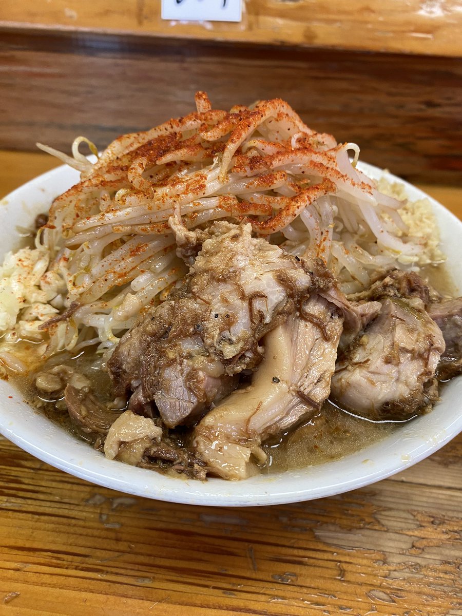 wolfgang1744's tweet photo. ラーメン池田屋吹田店　ラーメン中　生卵生姜味付けメンマ🧄野菜アブラ　久々のデフォが食べたくて池田屋チャージ😉カエシと豚の旨味のバランス良い乳化スープにプリモチした麺が美味い😋トッピングのアブラは円やか🐷はホロヤワ解れる神豚😋ワンオペ大変そうでした😅今日も美味しい一杯ごちそうさま😆 https://t.co/f1aX2M49y8