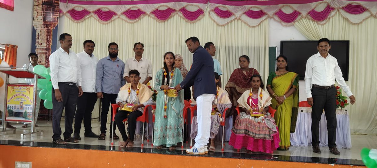 MMDRSARSIKERE95's tweet photo. ಅಲ್ಪಸಂಖ್ಯಾತರ ಮೊರಾರ್ಜಿ ದೇಸಾಯಿ ವಸತಿ ಶಾಲೆ ರಂಗಾಪುರ ಕಾವಲು ಅರಸೀಕೆರೆ ಶಾಲೆಯ 2022-23 ಮತ್ತು 2023-24ನೇ ಸಾಲಿನಲ್ಲಿ ಅತ್ಯುತ್ತಮ ಅಂಕ ಗಳಿಸಿದ ವಿದ್ಯಾರ್ಥಿಗಳಿಗೆ ಗೌರವಿಸಿ ಬಹುಮಾನ ವಿತರಿಸಲಾಯಿತು.... https://t.co/TCHKpLvANl