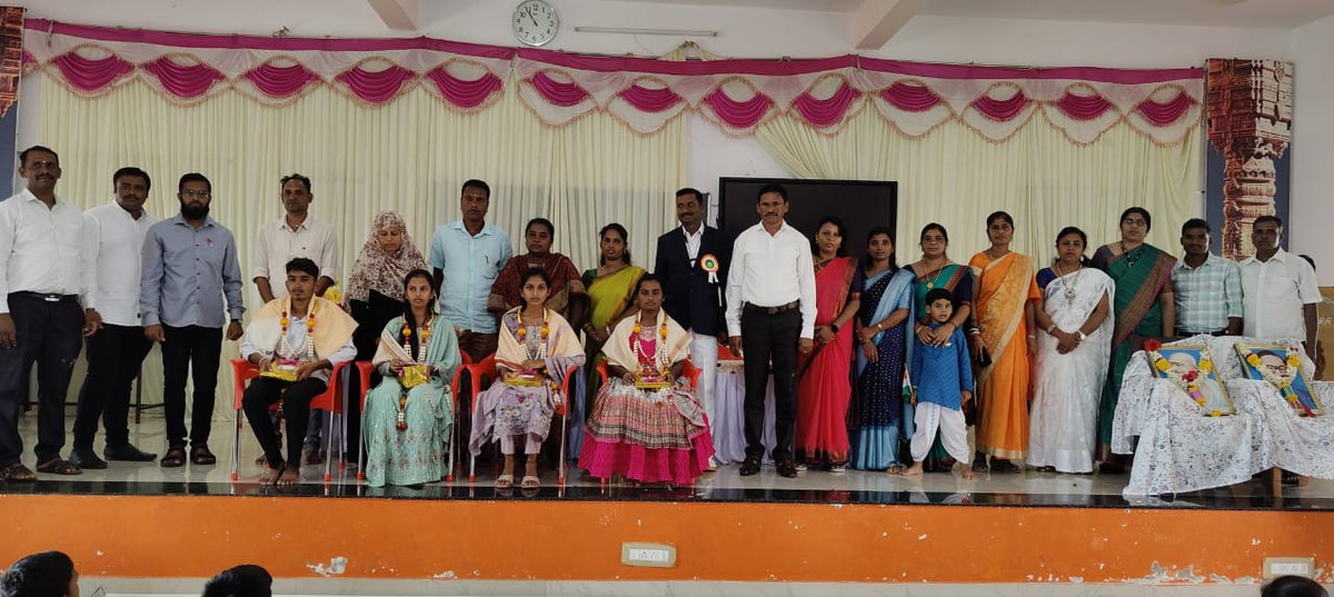 MMDRSARSIKERE95's tweet photo. ಅಲ್ಪಸಂಖ್ಯಾತರ ಮೊರಾರ್ಜಿ ದೇಸಾಯಿ ವಸತಿ ಶಾಲೆ ರಂಗಾಪುರ ಕಾವಲು ಅರಸೀಕೆರೆ ಶಾಲೆಯ 2022-23 ಮತ್ತು 2023-24ನೇ ಸಾಲಿನಲ್ಲಿ ಅತ್ಯುತ್ತಮ ಅಂಕ ಗಳಿಸಿದ ವಿದ್ಯಾರ್ಥಿಗಳಿಗೆ ಗೌರವಿಸಿ ಬಹುಮಾನ ವಿತರಿಸಲಾಯಿತು.... https://t.co/TCHKpLvANl