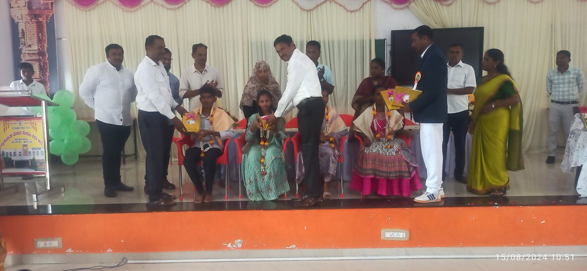 MMDRSARSIKERE95's tweet photo. ಅಲ್ಪಸಂಖ್ಯಾತರ ಮೊರಾರ್ಜಿ ದೇಸಾಯಿ ವಸತಿ ಶಾಲೆ ರಂಗಾಪುರ ಕಾವಲು ಅರಸೀಕೆರೆ ಶಾಲೆಯ 2022-23 ಮತ್ತು 2023-24ನೇ ಸಾಲಿನಲ್ಲಿ ಅತ್ಯುತ್ತಮ ಅಂಕ ಗಳಿಸಿದ ವಿದ್ಯಾರ್ಥಿಗಳಿಗೆ ಗೌರವಿಸಿ ಬಹುಮಾನ ವಿತರಿಸಲಾಯಿತು.... https://t.co/TCHKpLvANl