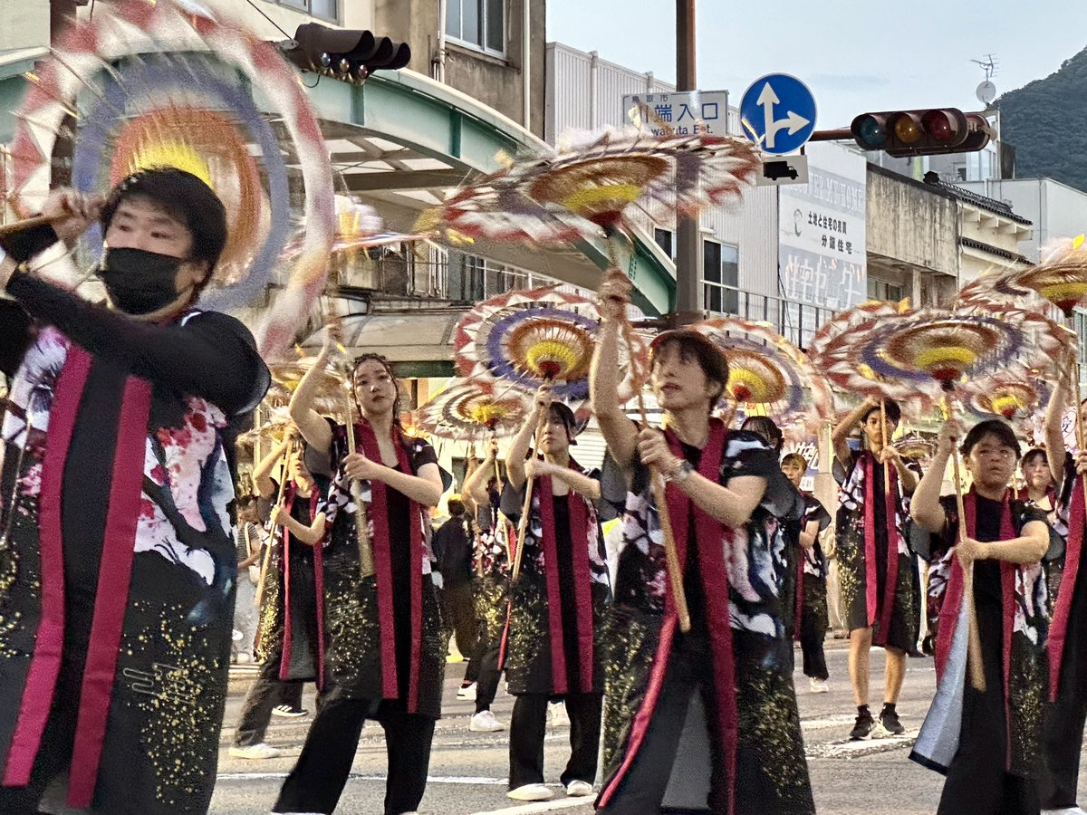 IdaVideoAI's tweet photo. 昨夜、鳥取市では
第60回 鳥取しゃんしゃん祭
一斉傘踊りが開催されました。
ルーツは、狭山市の入間川七夕まつりと同じく、雨乞いを祈願したもので
『因幡の傘踊り』を行政が踊りやすい形にアレンジしたものです。
市内を約3,000人の踊り手が、街を彩りました。
#scact #伊田淳 https://t.co/5R9LqiWeNu