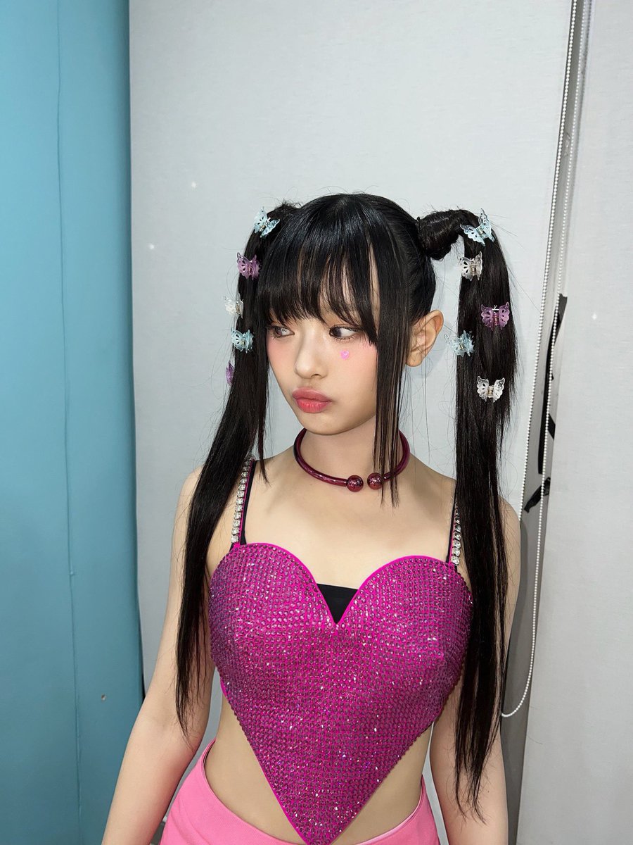 archivehanni's tweet image. this hanni