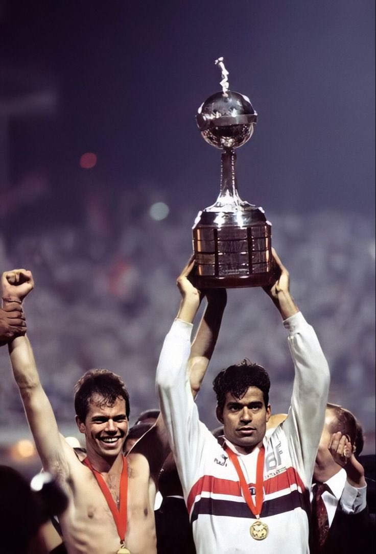 Raí com a Taça Libertadores. 🤩🏆

Nostálgico!