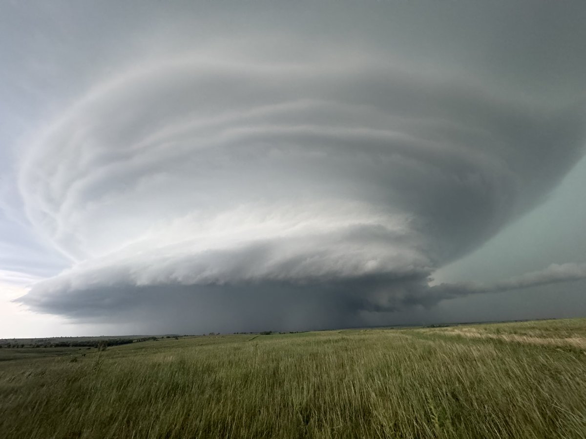 Structure of the year unfolding at the moment  in Kansas. Wow. #kswx