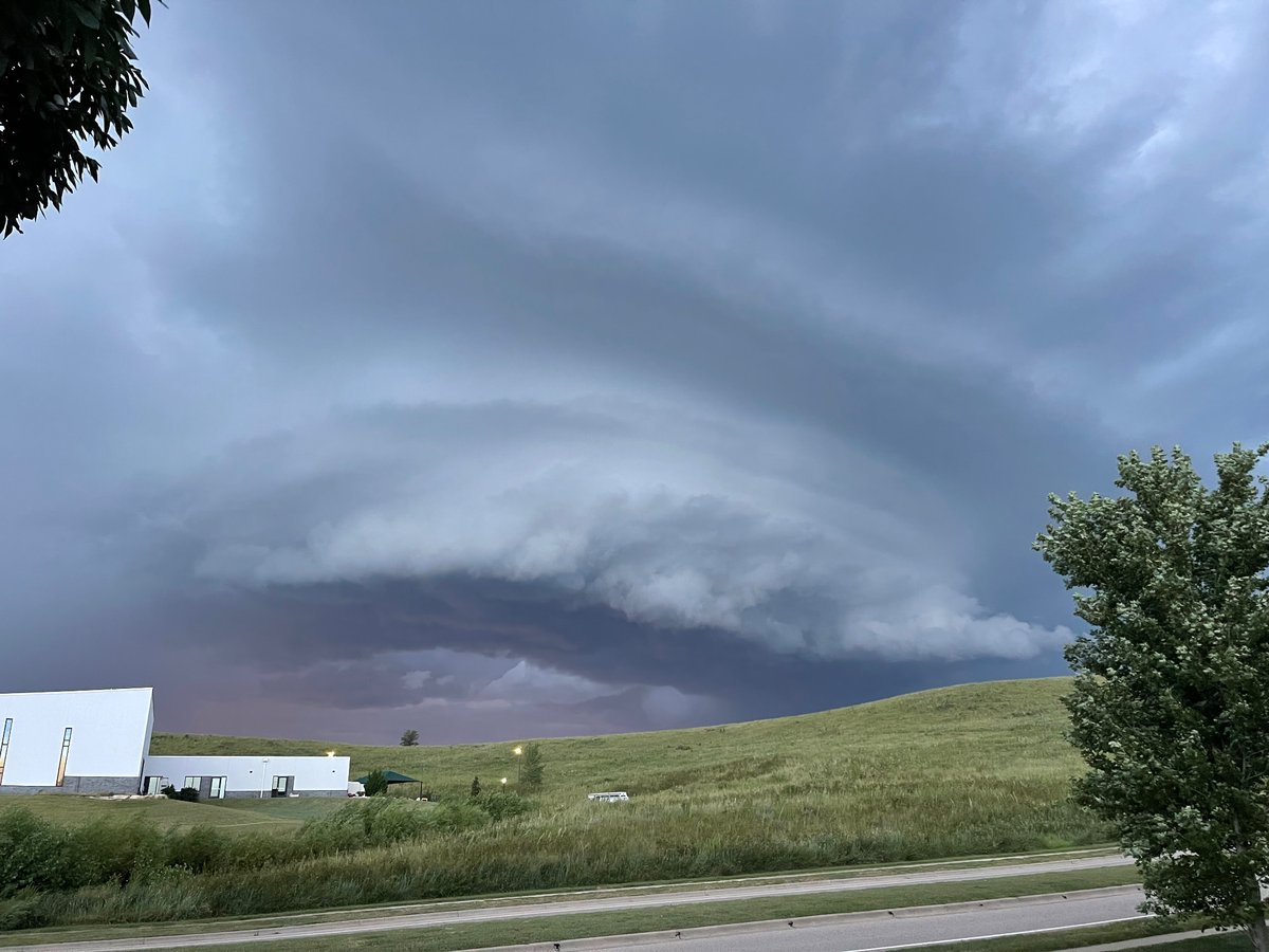 weatherkellie's tweet photo. 8:09pm West Manhattan, KS (near Colbert Hills Golf Course) looking WNW. #kswx https://t.co/zAHcluxK8E