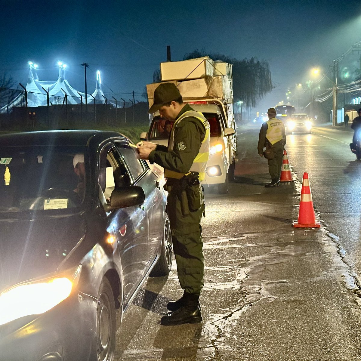 #CaleraDeTango Carabineros de la Subcomisaría, realizan controles vehiculares aleatorios desplegados en la “Ronda Masiva Nacional”, con el fin de detectar inconductas viales y prevenir delitos en la comuna.  
#OrdenyPatria 
#LaPrevenciónEsNuestraEsencia