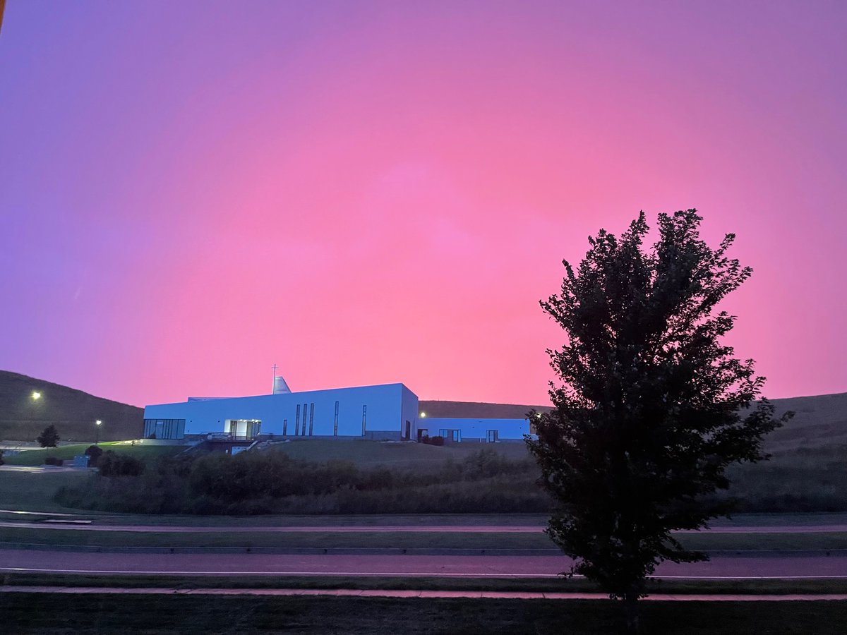 weatherkellie's tweet photo. 8:19pm W Manhattan, KS (near Colbert Hills Golf Course), raining hard at time of picture. #kswx https://t.co/MNVmOxjvkM