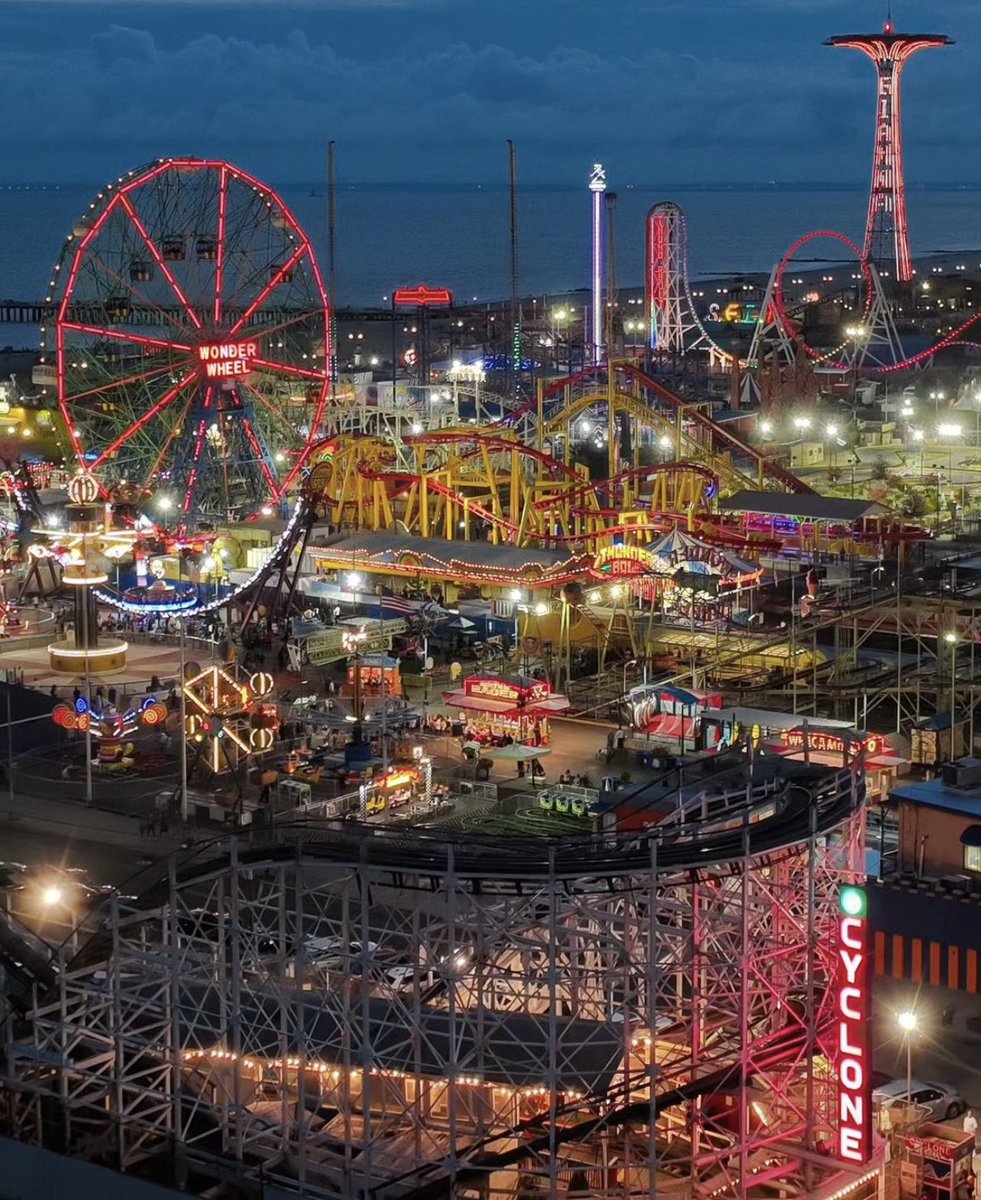 The lights will guide you ✨

📷 @flamboyant_85

#coneyisland