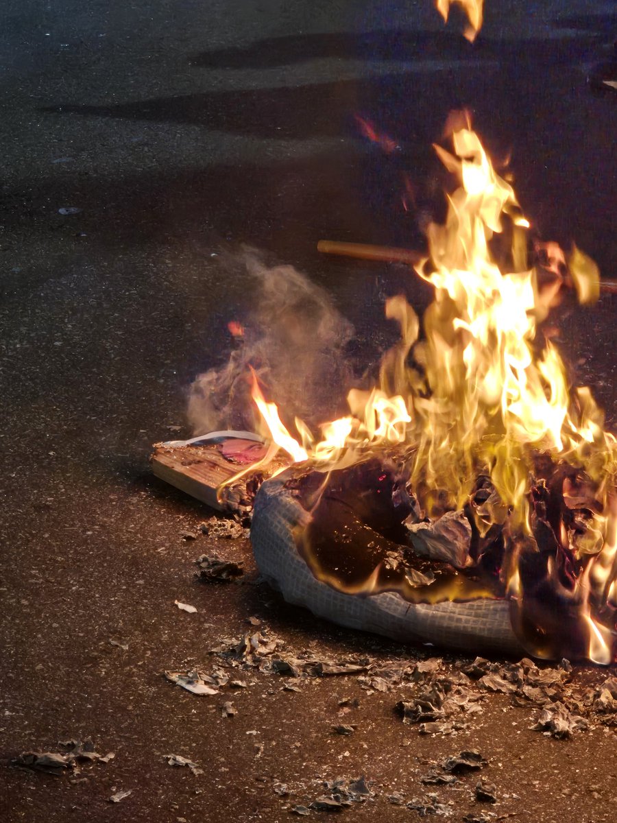 carinastavares's tweet photo. A UERJ É DO POVO! REVOGA A AEDA DA FOME.
E quem não gostar de manifestação, Estácio tá aceitando matrícula! Universidade pública é espaço de luta, não vamos recuar. https://t.co/ycbPPCHhWd