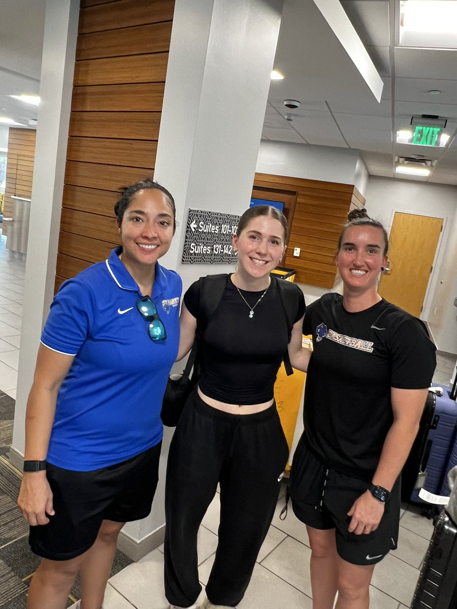 StMUwbb's tweet photo. More players moving in from across the world 🌎 Day 2 of move-ins ✅ #fangsout https://t.co/qCveW6kfCV