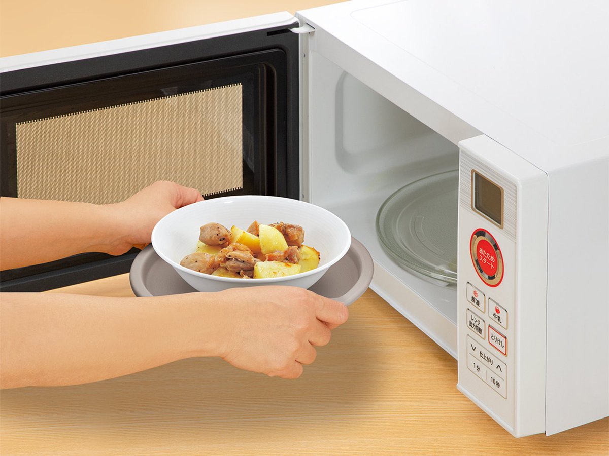 \ #電子レンジアイテム 紹介/

#電子レンジで使えるトレー丸型

熱くならない万能トレー
電子レンジで温めてそのまま食卓へ🍽️
木目調のおしゃれなデザイン✨

お求めは100円ショップ様まで✨
在庫状況は店舗によって異なります。

#電子レンジ
#レンジアイテム
#サナダ精工
#木目調
#万能
#トレー