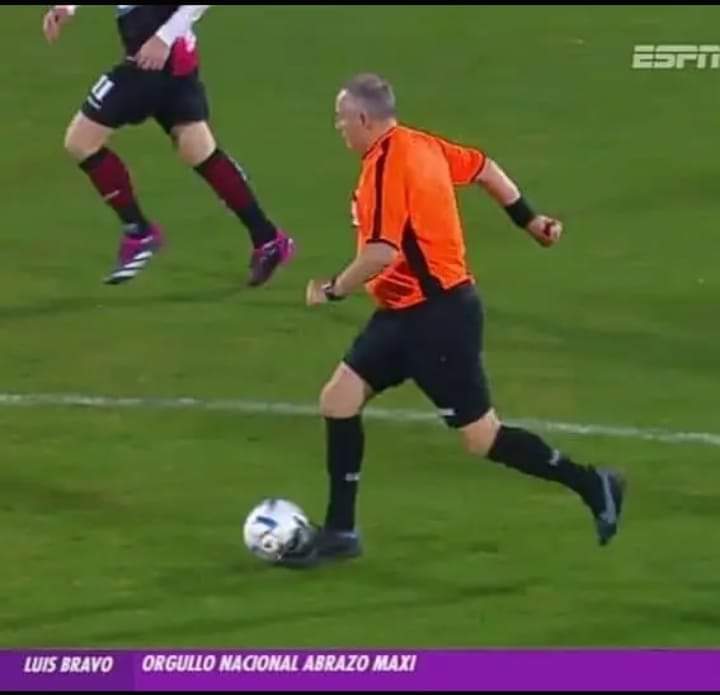 *Se le complica de a poco el partido a riber*

El árbitro:
