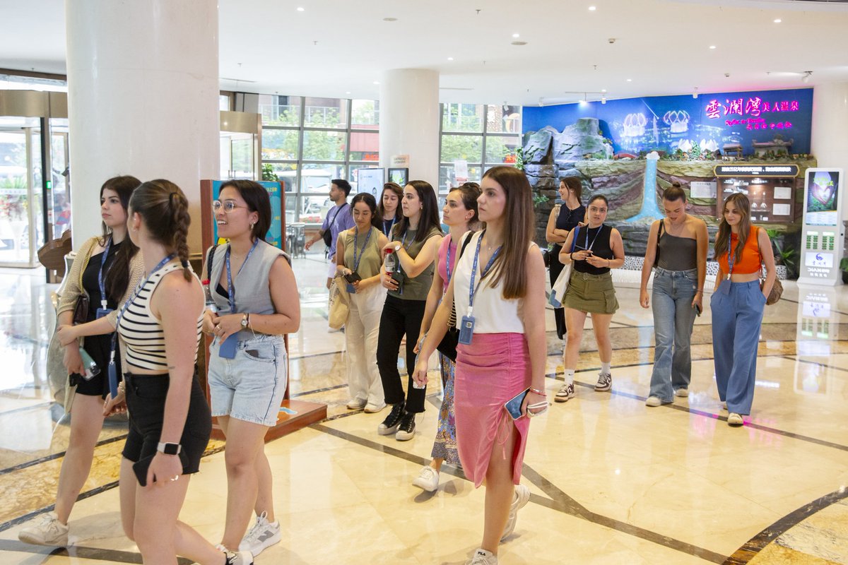 InJiashan's tweet photo. Spanish college students experienced the intangible culture in liao fan Academy in #Dayun yunlanwan, #Jiashan. https://t.co/f6wN1rS2d9