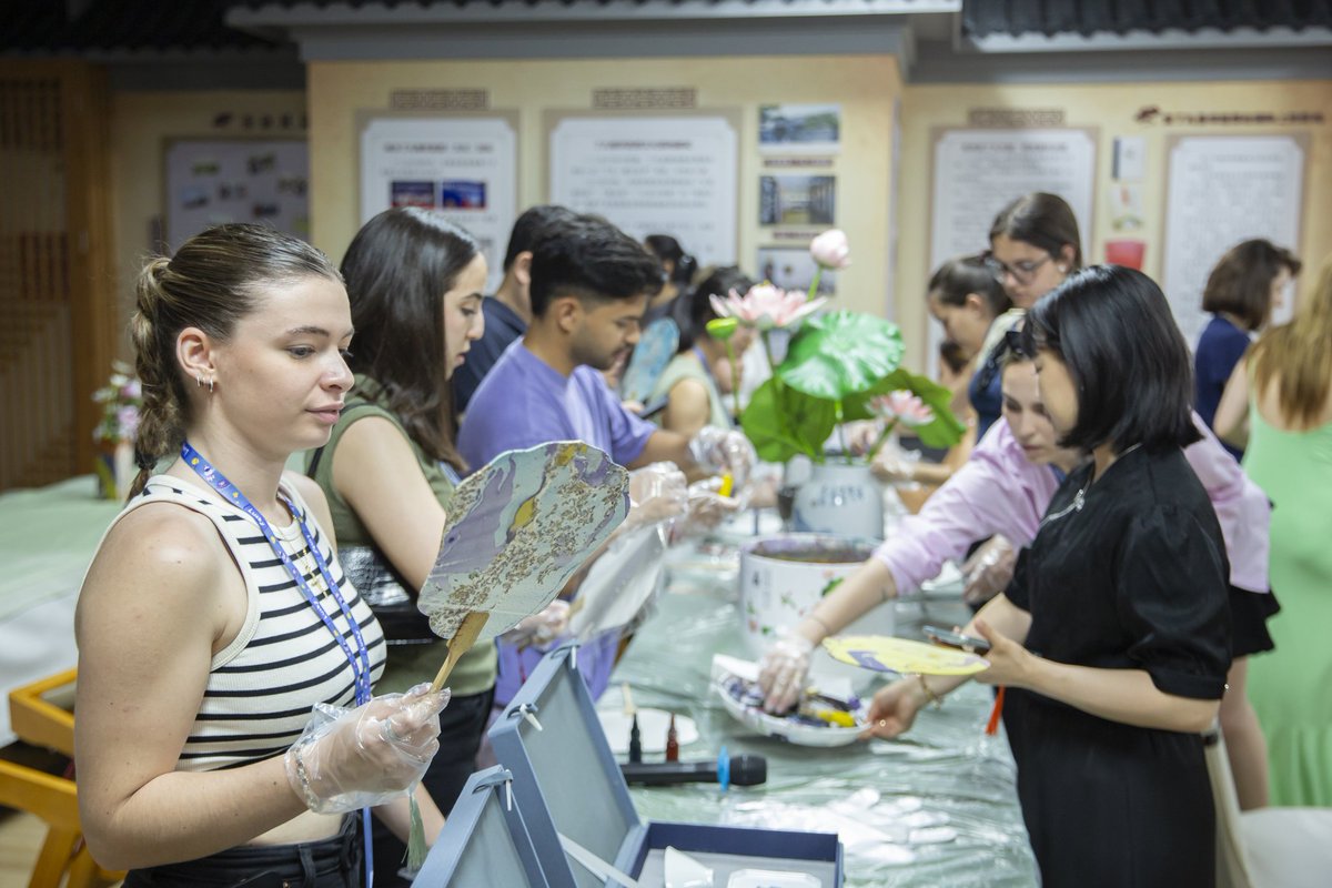 InJiashan's tweet photo. Spanish college students experienced the intangible culture in liao fan Academy in #Dayun yunlanwan, #Jiashan. https://t.co/f6wN1rS2d9