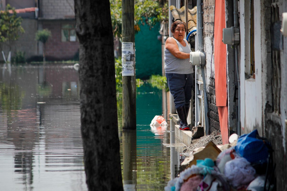 El_Universal_Mx's tweet image. 🗣️"Hoy está peor que en los otros días"🗣️

🚨 Habitantes de Chalco llevan 13 días bajo el agua y las lluvias que se han registrado en los últimos días no permite que el nivel baje. 

👉 Los vecinos creen que la precipitación pluvial de este martes, extendió más las afectaciones