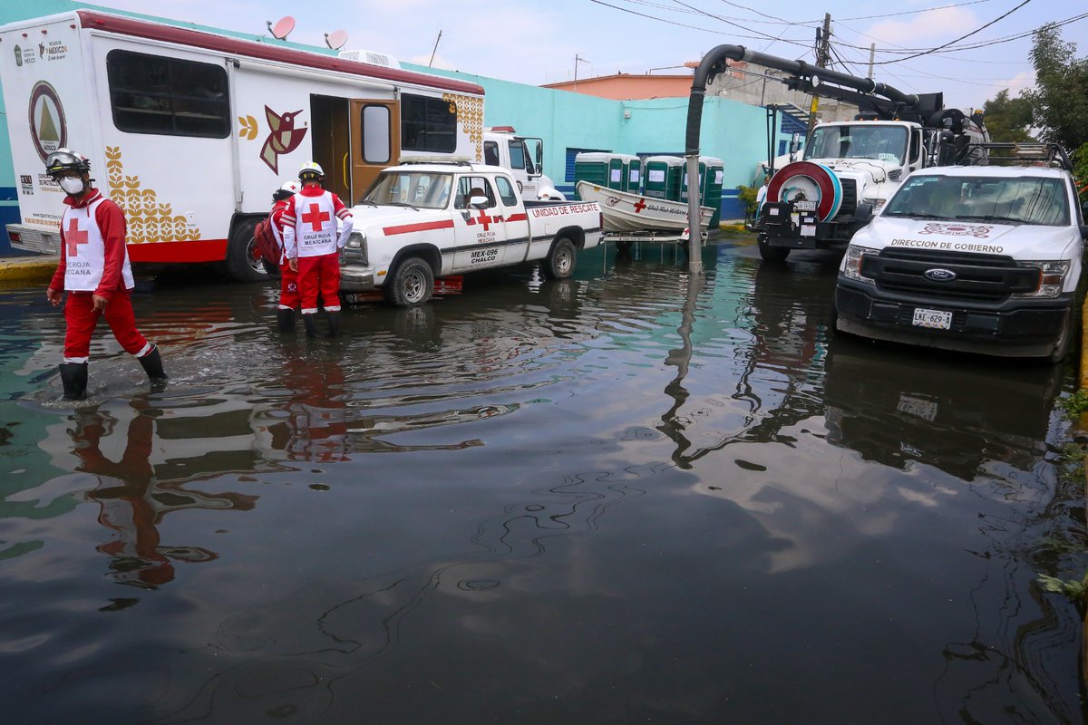El_Universal_Mx's tweet image. 🗣️"Hoy está peor que en los otros días"🗣️

🚨 Habitantes de Chalco llevan 13 días bajo el agua y las lluvias que se han registrado en los últimos días no permite que el nivel baje. 

👉 Los vecinos creen que la precipitación pluvial de este martes, extendió más las afectaciones