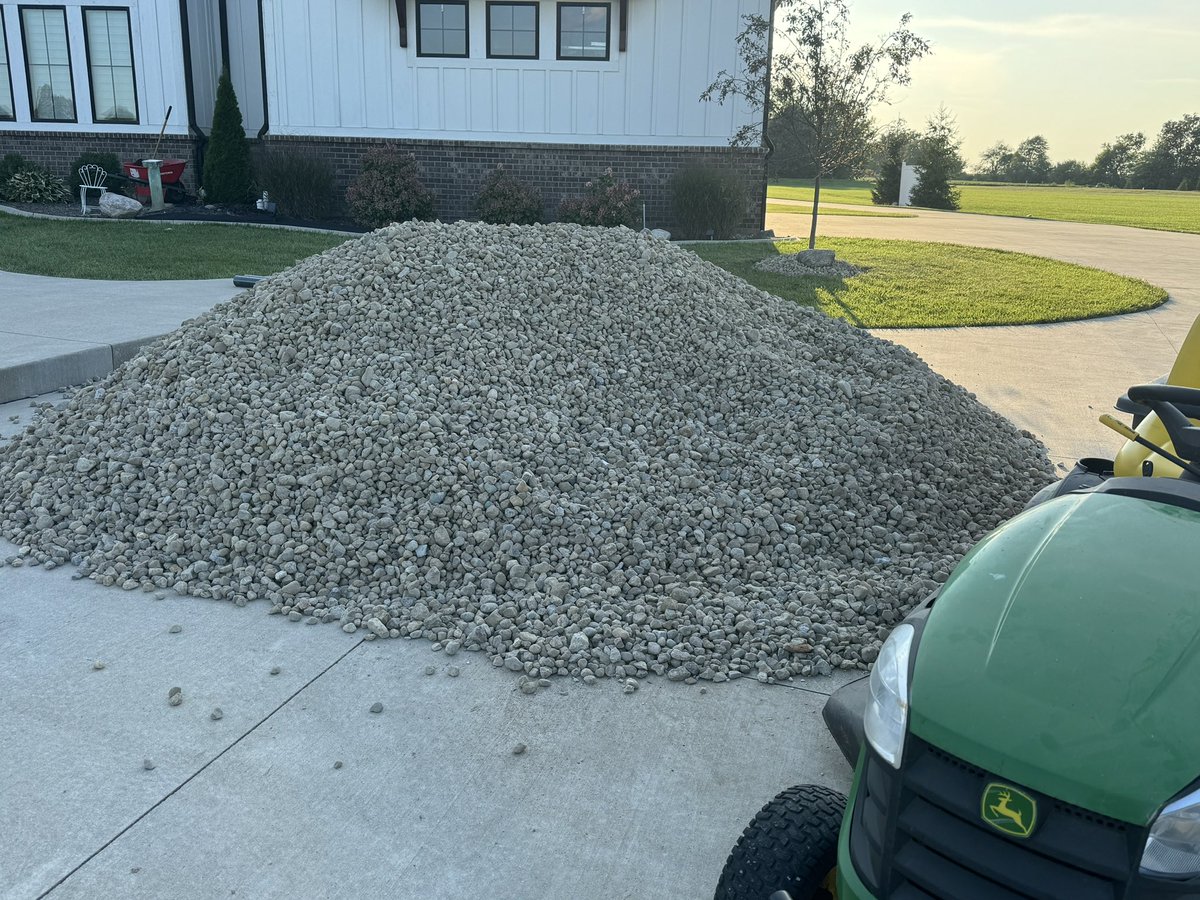 Replacing the mulch with river rock. My back is going to ache in a few days 😂