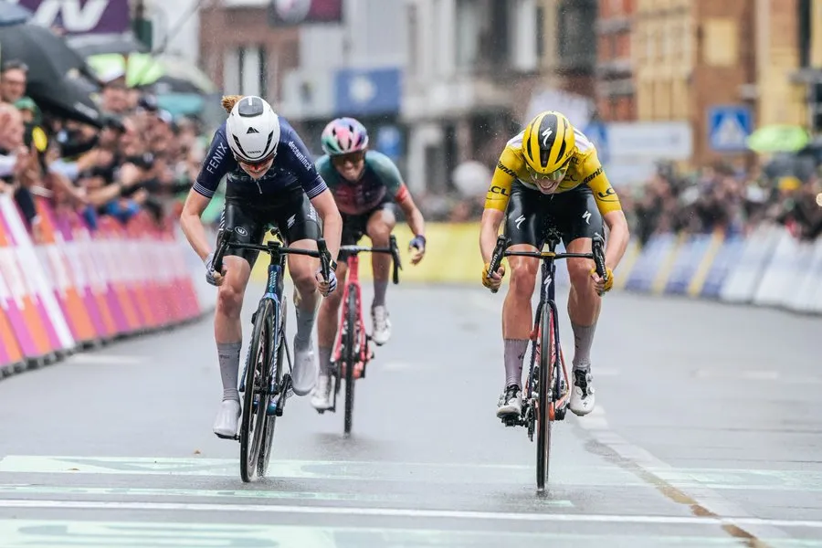 CyclingGazette's tweet photo. Puck Pieterse Earns Stage 4 Victory at Tour de France Femmes 2024

https://t.co/xxuyh8TN0J

#tourdefrancefemmes #tourdefrance2024 #puckpieterse #demivollering #uci #peloton #cycling https://t.co/AsQ8Tjk6P4