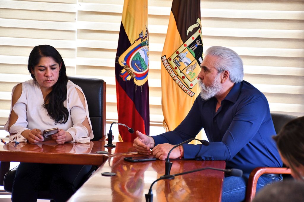 goberazuay's tweet photo. 📍#SanFernando|| Se coordinan acciones con representantes de carteras de estado y el GAD.
👉🏽Abordamos necesidades en seguridad con @PoliciaEcuador, optimización del centro de salud con @saludcz6oficial y #BrigadasMóviles previo al inicio del periodo escolar junto a @RCivil_Zona6. https://t.co/K6FoFhKlke