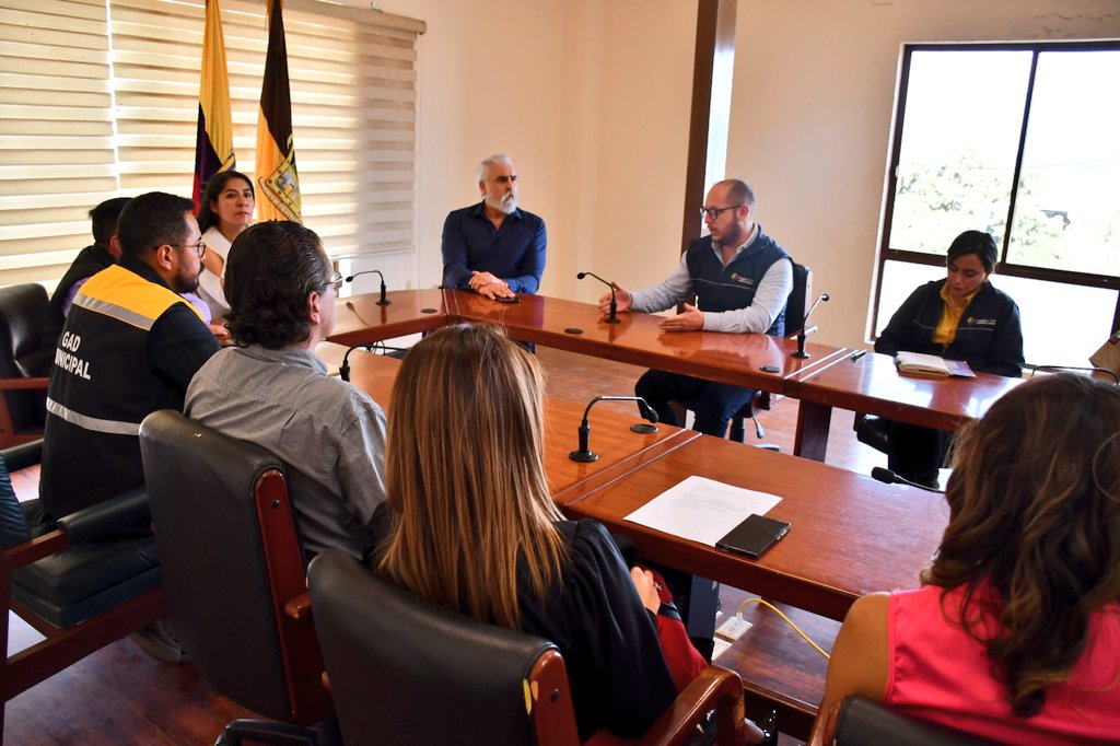 goberazuay's tweet photo. 📍#SanFernando|| Se coordinan acciones con representantes de carteras de estado y el GAD.
👉🏽Abordamos necesidades en seguridad con @PoliciaEcuador, optimización del centro de salud con @saludcz6oficial y #BrigadasMóviles previo al inicio del periodo escolar junto a @RCivil_Zona6. https://t.co/K6FoFhKlke