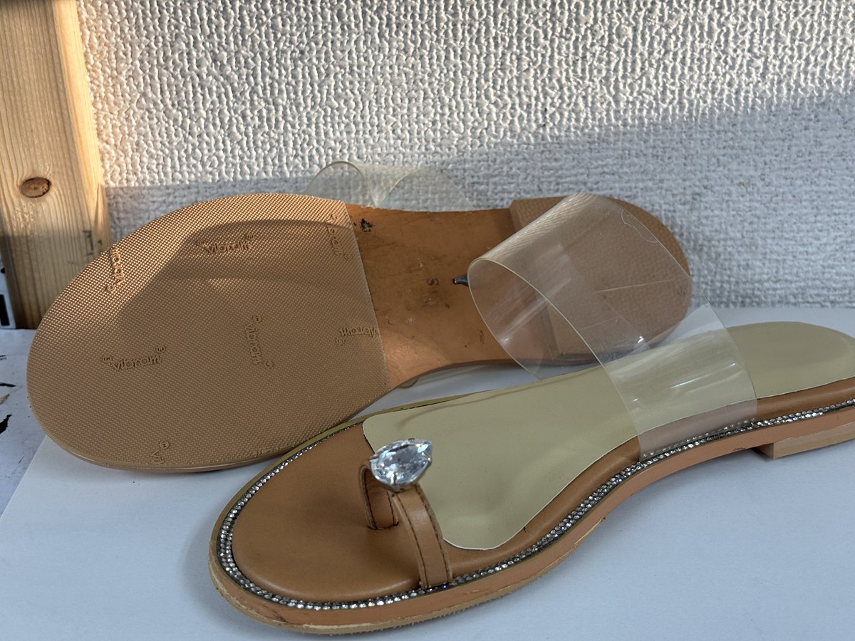 plusonetabata's tweet photo. サンダルのカカトの交換とハーフソール、中敷きの交換をご依頼頂きました👠✨️

ご来店まことにありがとうございます😊✨️

まだまだ暑さも続くみたいなので、サンダルがあると助かりますね💦

本日も19:00まで営業中です☀️🌙

#靴修理 #鞄修理 #合鍵作成 #傘修理 #時計の電池交換 #時計修理 #田端 https://t.co/GMj5feOY4w
