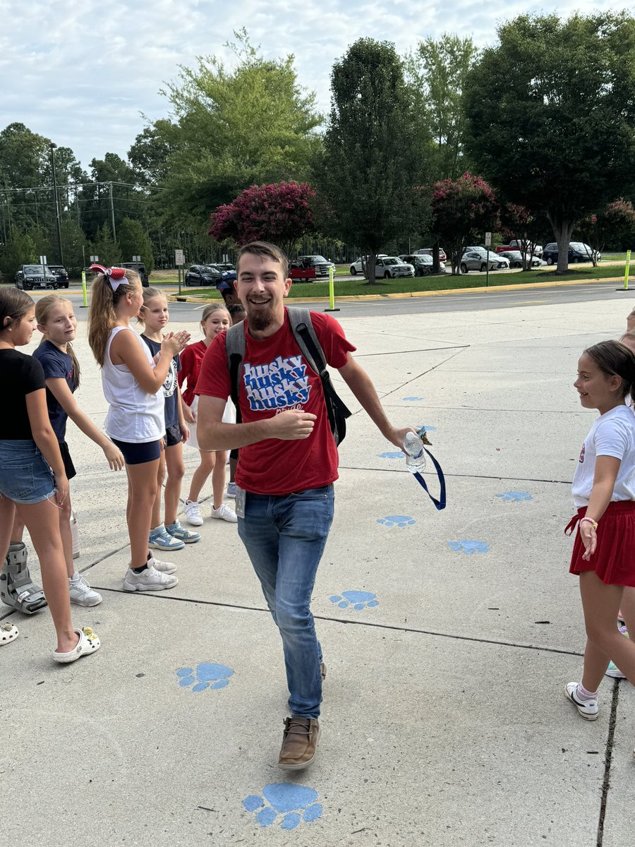 SpringRunSTEAM's tweet image. Our cheerleaders helped to welcome our teachers back to school this week #springrunfun @ccpsinfo
